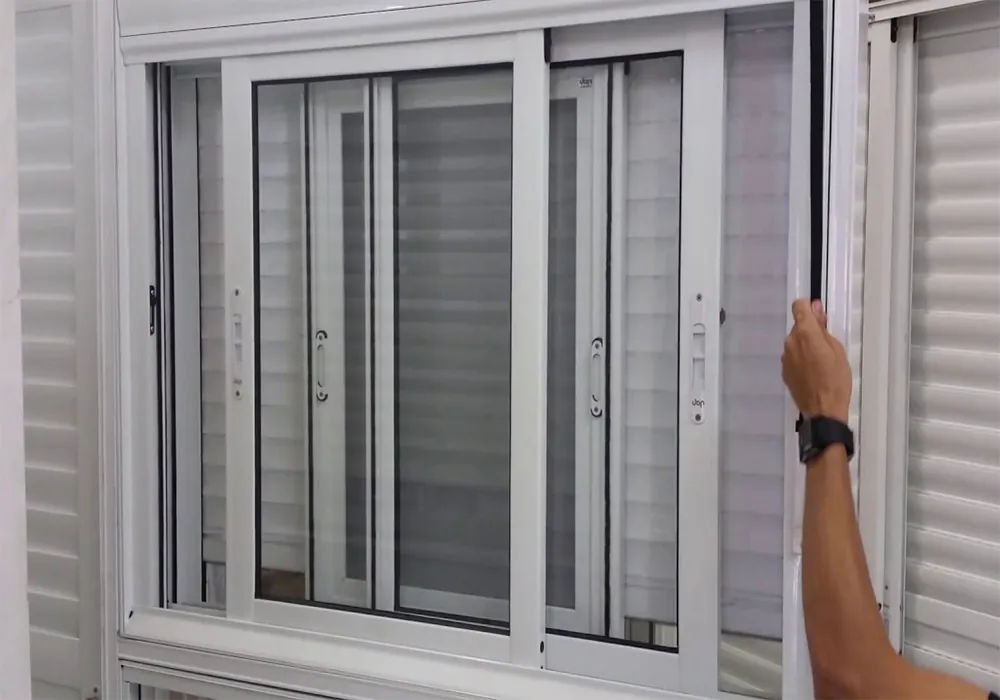 Janela antirruído sobreposta da Frames instalada em ambiente residencial.