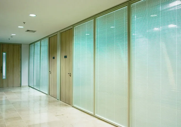 Exemplo de sala de reunião moderna Sala de reunião moderna com divisórias de vidro e portas de madeira em ambiente corporativo elegante