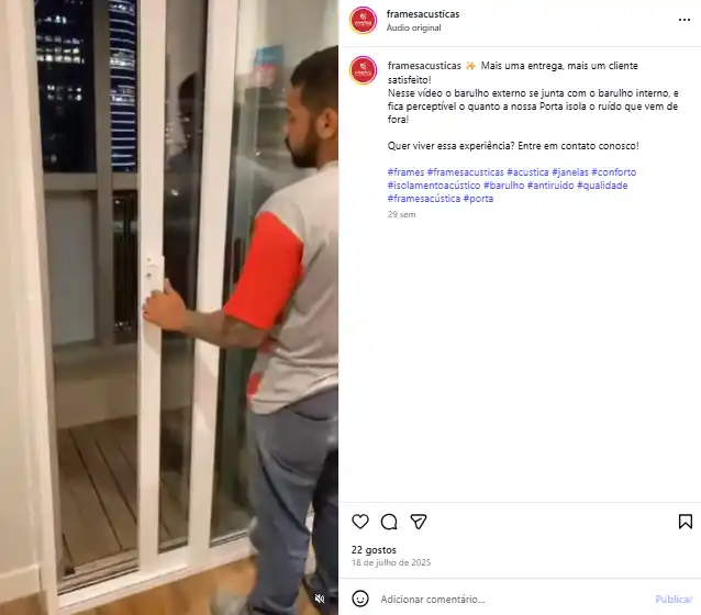 Demonstração de porta com isolamento acústico reduzindo barulho de obra externa em ambiente residencial.